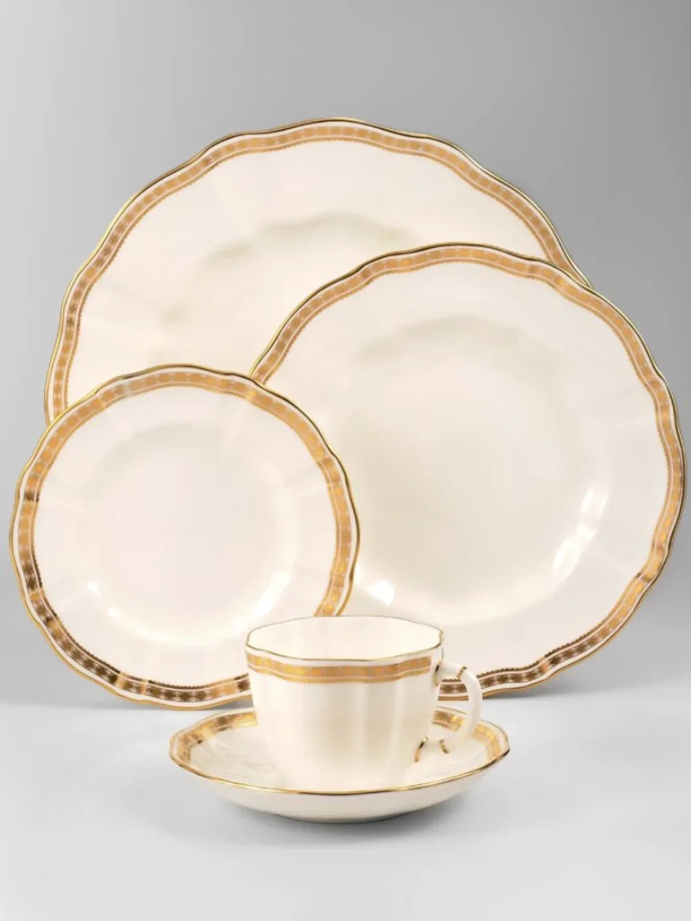 Royal Crown Derby Carlton Gold 10.5